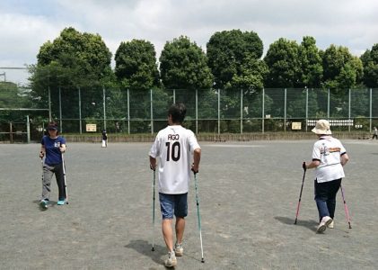 ノルディックウォークで全身エクササイズ